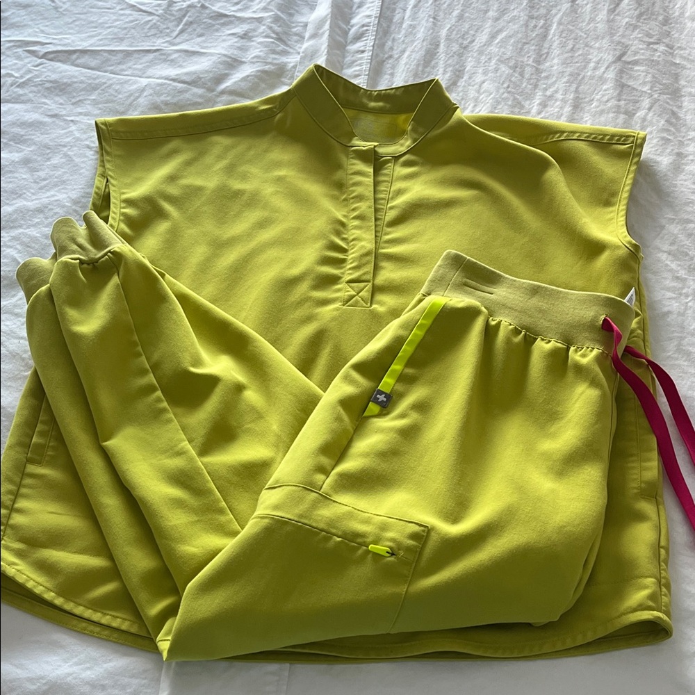 Figs Bright Green Scrub Ensemble